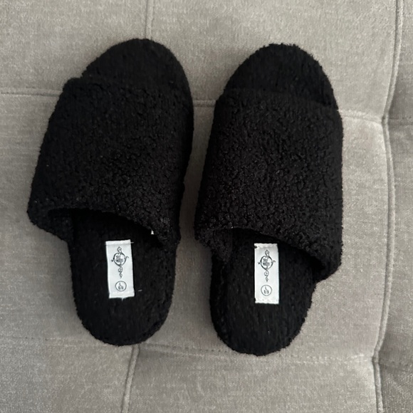 NWOT Women's Sole Mates Teddy Suede Black Slippers - Picture 1 of 7